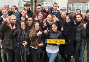 HOME Cursisten volgen intensieve theoriecursus klassikaal les van professionele docent voor rijbewijs examen voorbereiding