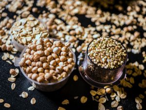 Gezonde eiwitrijke voeding zoals kip, zalm en yoghurt aanbevolen voor optimaal spierherstel na sporten.