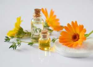 HOME Collectie etherische oliën in verschillende flessen, gebruikt voor aromatherapie, massage en huidverzorging