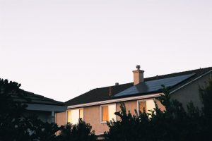 Woning met zonnepanelen op het dak als voorbeeld van wat je moet overwegen bij zonnepanelen