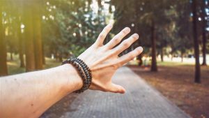 Vrouwelijke polsen met elegante armbanden in verschillende stijlen als beginners tips voor het kiezen van armbanden