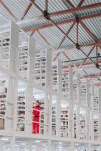 Nolte mezzanine vloer installatie in een industriële hal met extra tussenverdieping voor extra opslagruimte