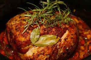 HOME Een slowcooker met voedsel erin, illustratie van het gemak en de voordelen van een slowcooker voor dagelijkse keukenwerk.