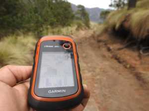 HOME Garmin Edge 1030 Plus fietsnavigatiesysteem met stuurpenbefestiging op een fiets