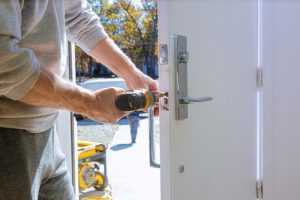 HOME Professionele slotenmaker Rotterdam Zuid met gereedschap voor sleutelmakersdiensten en slotinstallatie