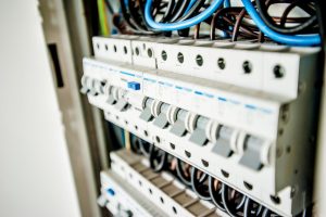 Overzicht van vijf soorten schakelmateriaal: schakelaars, stopcontacten, dimmers, bewegingsmelders en tijdschakelaars voor el