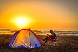 HOME Gezin speelt op de speeltuin van kindvriendelijke camping Recreatiepark de Leistert in Limburg