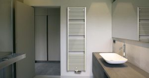 HOME Moderne handdoekradiator in badkamer als designelement met warme uitstraling