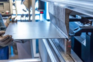 HOME Industrieel proces van staal walsen waarbij metaal tussen twee draaiende rollen wordt gevoerd