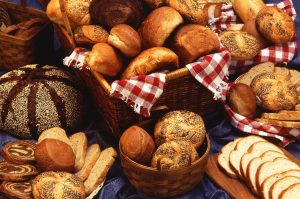 HOME Vitrine met traditionele Zeeuwse broden en gebakjes uit de bakkerijcultuur van Vlissingen