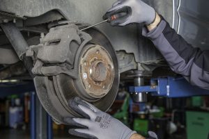 APK keuring in Veenendaal: auto wordt gekeurd op veiligheid en milieu-eisen