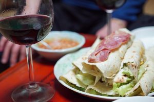 HOME Snackbar Purmerend in het hart van Purmerend met grachten en historische gebouwen, een geliefd eetgelegenheid voor authentiek