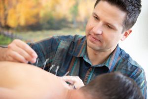 HOME Acupuncturist in Oss behandelt patiënt met traditionele acupunctuur voor pijnverlichting