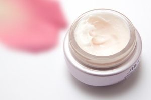 HOME Natural Skin Shop dagcrème producten voor verschillende huidtypen - voedend en hydraterend