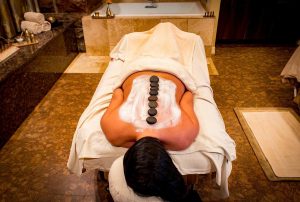 Massage Purmerend - serene ontspanningsruimte met therapeutische massagebehandeling voor lichaam en geest