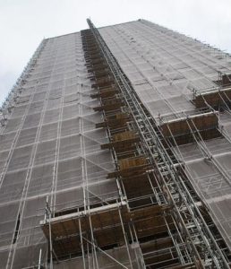 Projectmanager coördineert efficiënt projectmanagement en kabeldraagsysteem installatie in montagetechniek