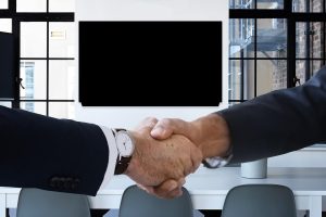 Modern ingerichte vergaderruimte met natuurlijk licht en flexibele zitopstelling die productieve vergaderingen bevordert