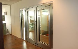 HOME Illustratie van gecombineerde inbraakpreventie en brandveiligheid met beveiligingsmaatregelen voor gebouwen