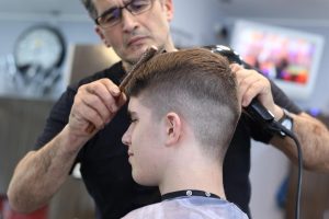 Gezonde glanzend haar na professionele kappersbeurt met scherpe schaar geknipt