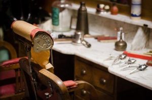 HOME Professionele barber werkend bij Menspire, een toonaangevende barbershop in Amsterdam gespecialiseerd in mannenkapels