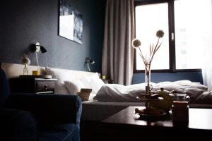 Studenten zoeken betrouwbare student housing in Amsterdam op laptop met plattegrond en huizen eromheen