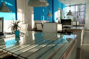HOME Gispen refurbished duurzame kantoormeubels in moderne werkomgeving met bureaus en ergonomische stoelen