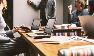 HOME Visuele vergelijking teamcoaching versus teambuilding met kenmerken en toepassingen voor teamontwikkeling