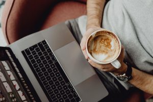 HOME Werknemer geniet van rust en balans tussen werk en privéleven voor betere productiviteit