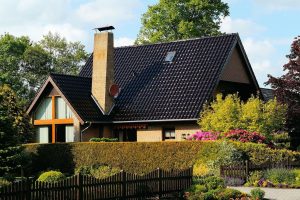 HOME Vakman brengt sierpleister aan met spatel in meerdere lagen voor textuureffect op huismuur
