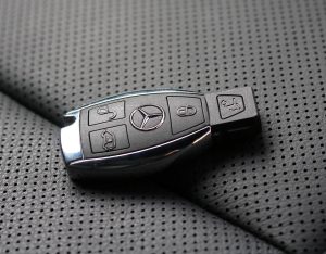 HOME Dashboard van moderne auto met autosleutel erop, illustratie van waarom auto's zichzelf vergrendelen met sleutel binnen