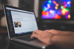 Visueel gids voor succesvolle webshop opzetten met stappen voor voorbereiding, doelgroepanalyse, platform keuze en optimalisa