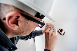 HOME Elektricien controleert meterkast bij plotselinge stroomuitval in huis om de oorzaak van de storing op te sporen.