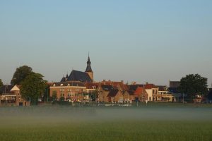 Portretcollage van bekende gezichten uit Hattem: kunstenaar Jan Voerman, cabaretier Martijn Koning en hockeyster Ellen Kuiper