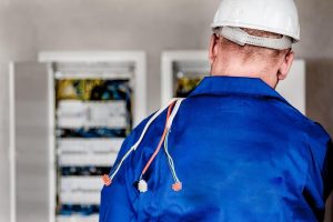 Elektricien Helmond inspecteert meterkast na plotselinge stroomuitval in huis